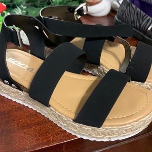 NWOT Size 2 Soda sandals for girls (foot grew too fast)